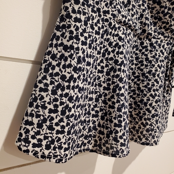 Monteau medium blouse floral v-neck flowy top ruffle shirt navy white flowers - Picture 13 of 16